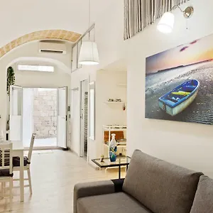 San Nicola Casa Clemente , Bari Italia